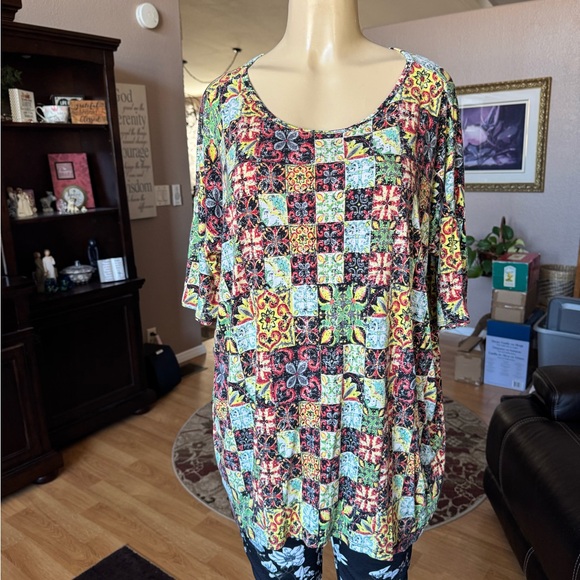 Lularoe colorful elbow sleeves scoop neckline oversized top-size L - Picture 4 of 9